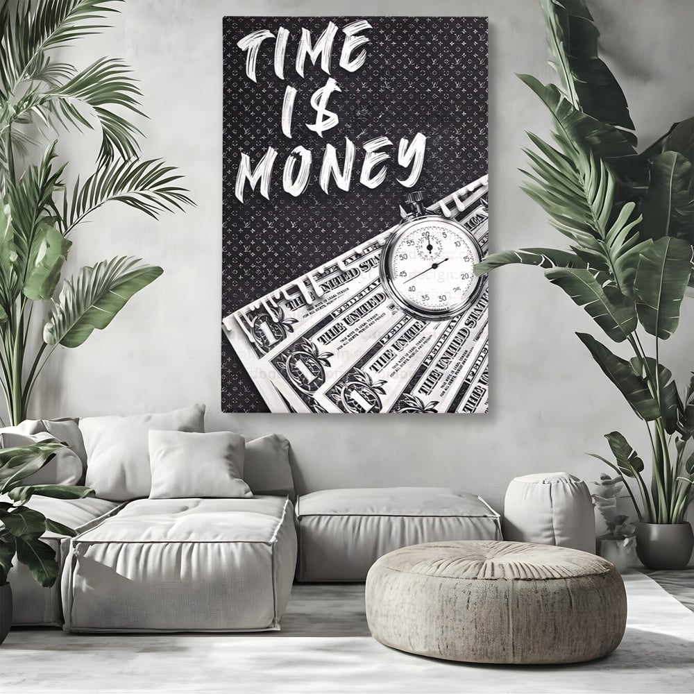 Tablou canvas cu tablou motivational cu bani si ceas, fara rama, pe sasiu de lemn, pe perete intr-un living